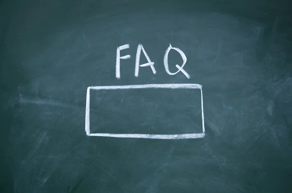 FAQ zoekinterface met krijt op blackboard — Stockfoto