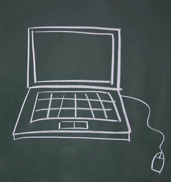 Computadora portátil dibujada con tiza en pizarra — Foto de Stock