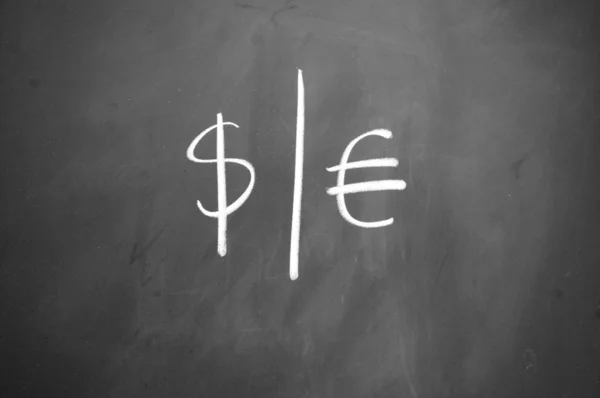 Выбор доллара или евро написан мелом на доске — стоковое фото