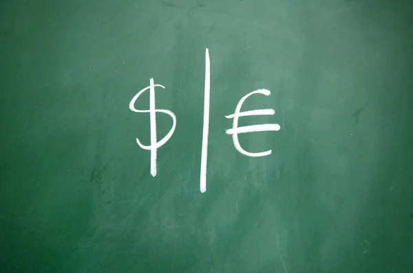 Dolar veya euro seçim tahtaya tebeşir ile yazılı — Stok fotoğraf