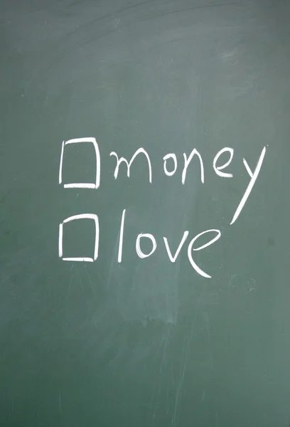 Escolha de dinheiro ou amor desenhado com giz no quadro negro — Fotografia de Stock