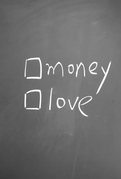 Escolha de dinheiro ou amor desenhado com giz no quadro negro — Fotografia de Stock