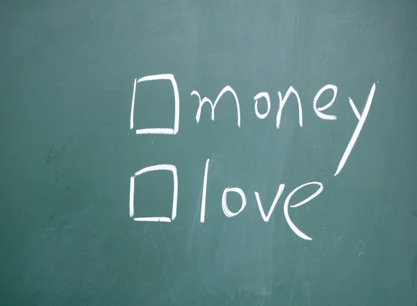 Pieniądze albo miłość wybór rysowane kredą na tablicy — Zdjęcie stockowe