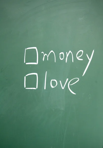 Деньги или любовь выбор нарисован с мелом на доске — стоковое фото