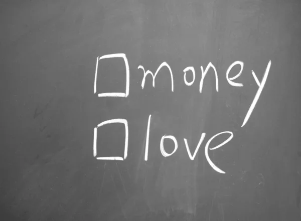 Choix d'argent ou d'amour dessiné à la craie sur tableau noir — Photo
