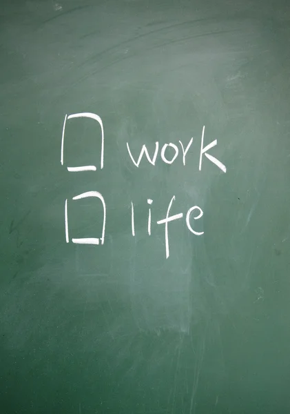 Wybór pracy lub życia rysowane kredą na tablicy — Zdjęcie stockowe