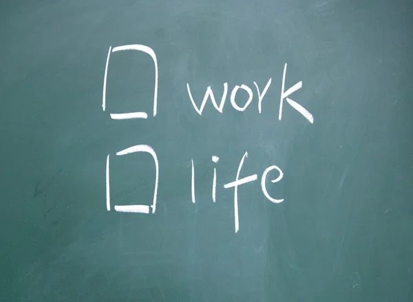 Escolha de trabalho ou de vida desenhado com giz no quadro negro — Fotografia de Stock