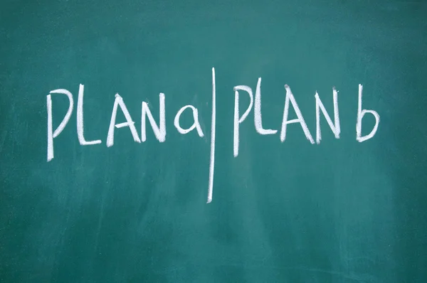 Plan a y plan b escrito con tiza en pizarra — Foto de Stock