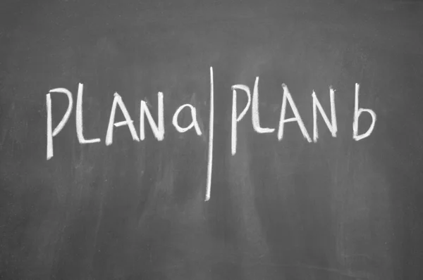План а и план б, написанный на доске шалком — стоковое фото