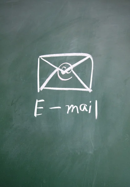 黒板にチョークで描かれた電子メール記号 — ストック写真