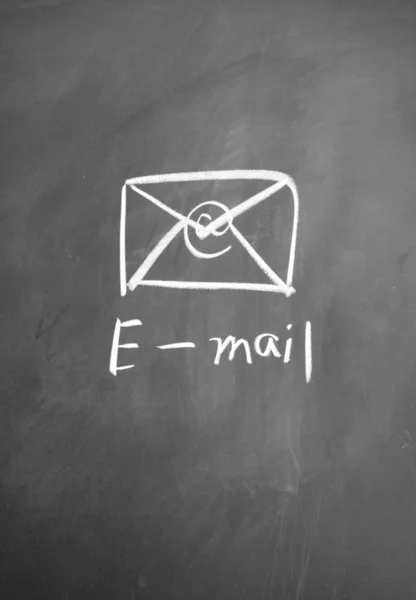 Símbolo de e-mail desenhado com giz no quadro negro — Fotografia de Stock