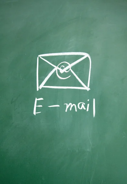 Symbol e-mail rysowane kredą na tablicy — Zdjęcie stockowe