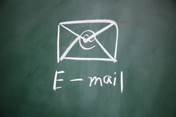 Símbolo de correo electrónico dibujado con tiza en pizarra —  Fotos de Stock