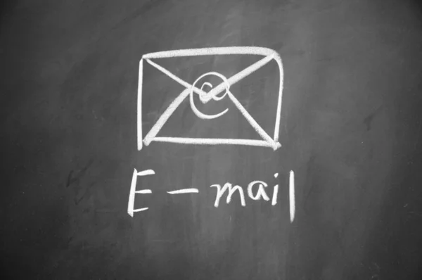 E-mailové symbol nakreslen křídou na tabuli — Stock fotografie