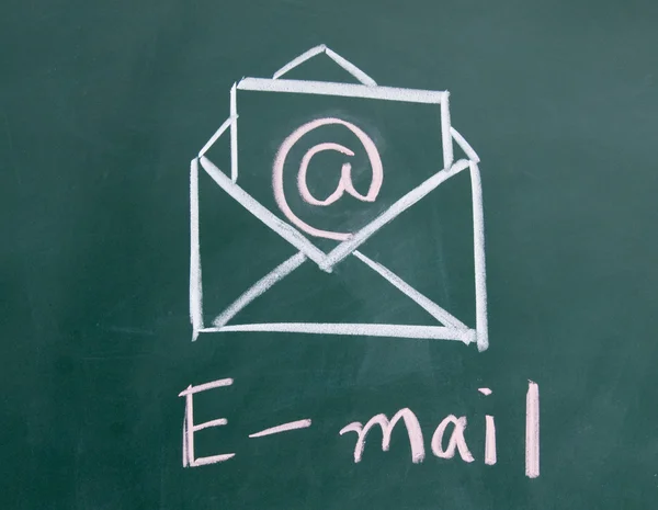 Symbole E-mail dessiné à la craie sur tableau noir — Photo