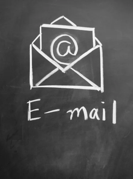 Символ електронної пошти, намальований крейдою на дошці — стокове фото