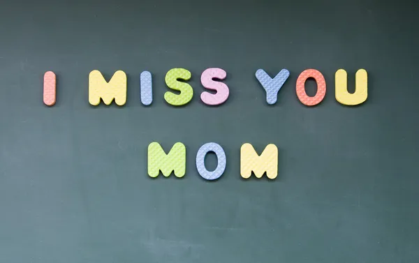 Μου λείπεις μαμά σημάδι ζωγραφισμένο με κιμωλία στο blackboard — Φωτογραφία Αρχείου