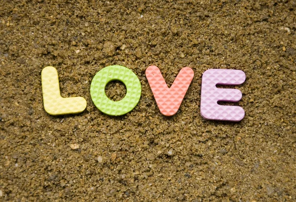 Любовный знак и песок — стоковое фото