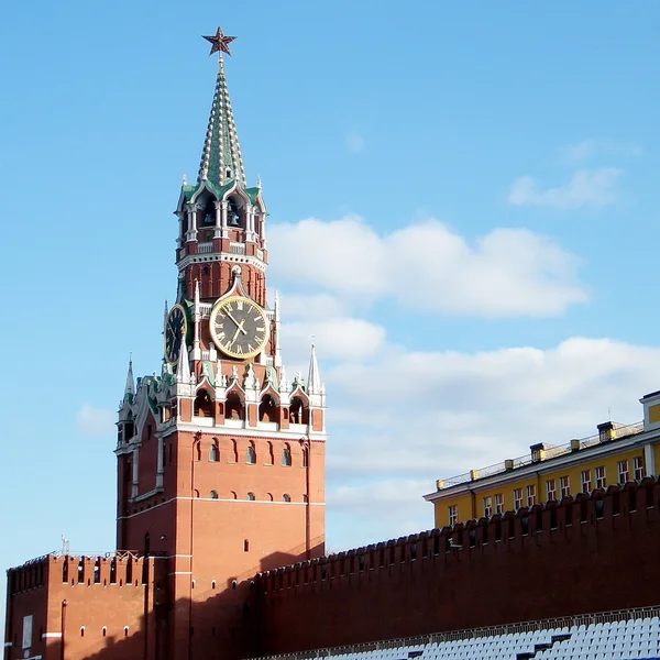 モスクワのクレムリンの道のりで植生の塔があります 2011 — ストック写真