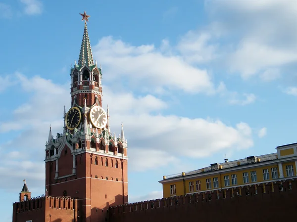 Moscow kremlin spasskaya toren op zonsondergang 2011 — Stockfoto