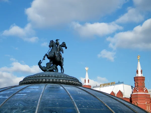 莫斯科喷泉与乔治胜利 2011 年 5 月 — 图库照片
