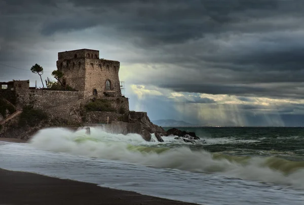 Erchie, Amalfikusten: tornet i en regnig dag — Stockfoto