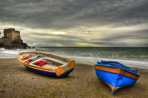 Erchie, villaggio di pescatori italiani: barche in spiaggia — Foto Stock