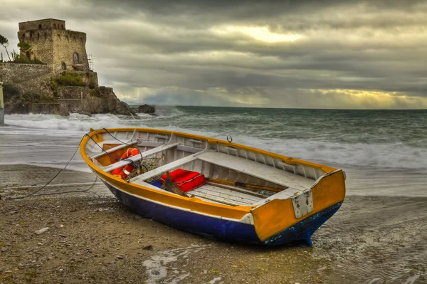 Boat in beach : Erchie, Amalfi coast — Stock Photo, Image