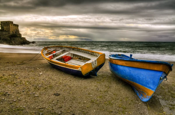 Ерк'є, човни у пляжі — стокове фото