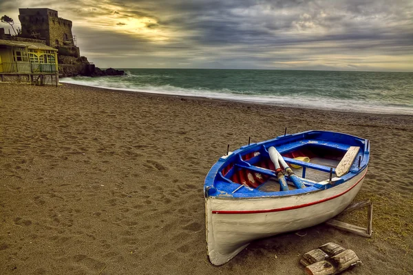 Erchie, barco en la playa — Foto de Stock