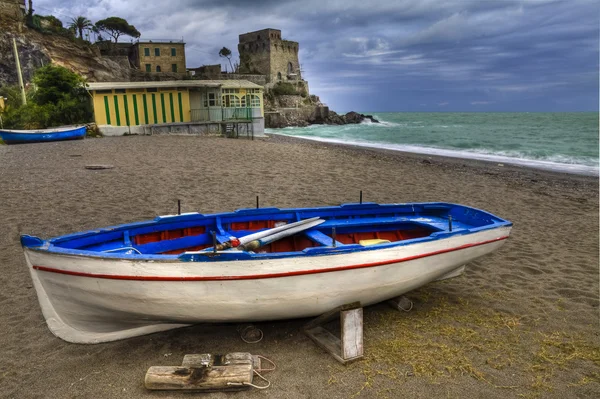 Erchie, villaggio di pescatori, Costiera Amalfitana barca wihite in spiaggia — Foto Stock