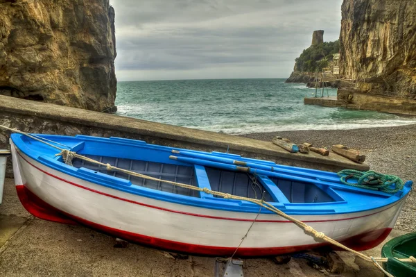 Furore, byn amalfi kusten fiskebåt — Stockfoto