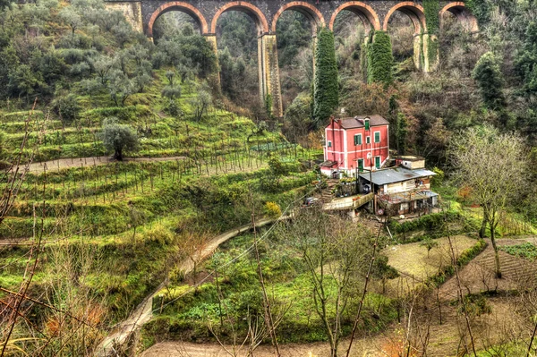 Het huis in de vallei Vietri sul Mare (Sa), Italië — Stockfoto