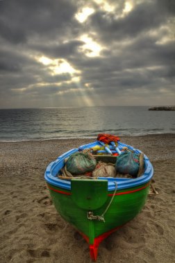 Balıkçı teknesi Atrani beach (Sa) üzerinde bir yağmur fırtınası sırasında