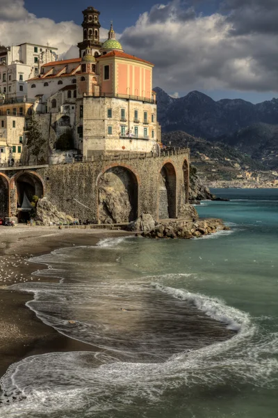 Atrani, italienska fiskeby, beach ed kyrka — Stockfoto