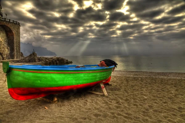 Atrani barco en la playa durante un strom HDR — Foto de Stock