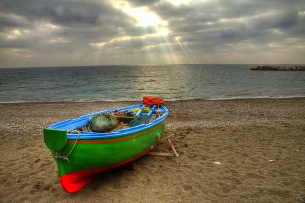 Fishing boat on the beach of Atrani (SA) during a storm — Stock Photo, Image