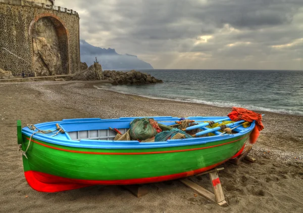 Vissersboot op het strand van Atrani (Sa) tijdens een temporele — Stockfoto