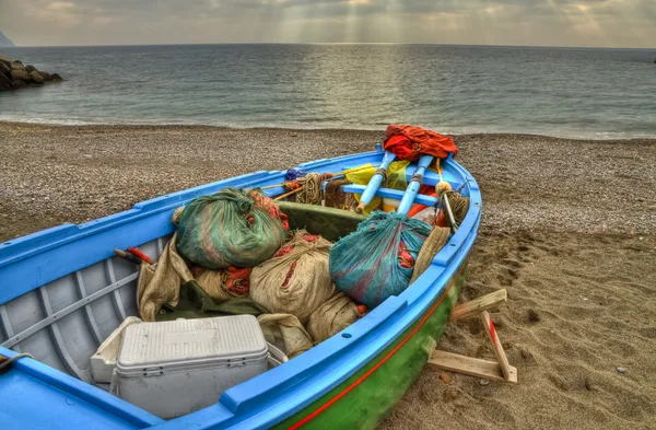 Rybářský člun na pláži Atrani (Sa) — Stock fotografie