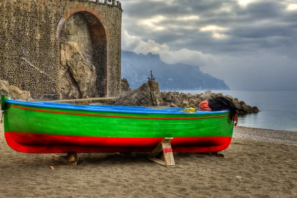 Båt i stranden av Atrani (Sa) Italien — Stockfoto