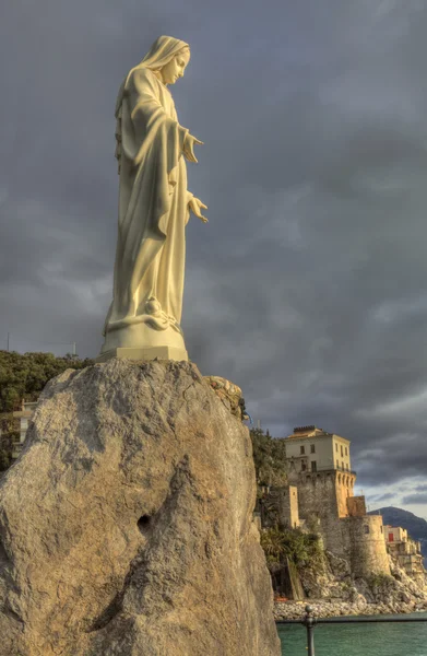 Statue der Jungfrau Maria der Fischerei am Starthafen von Cetar — Stockfoto