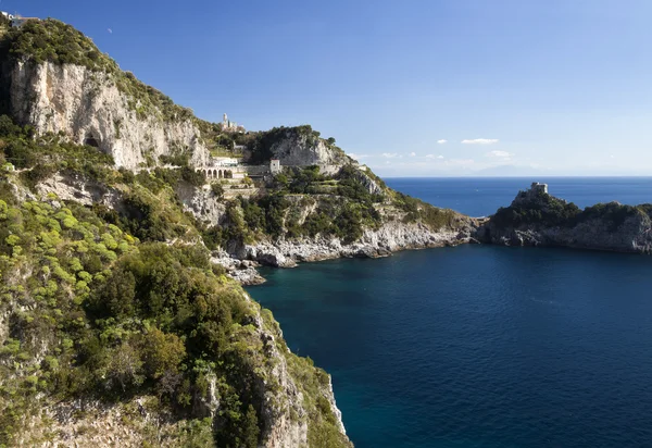 Conca dei marini (sa), Amalfiküste: Landschaft von der Eingangshöhle aus — Stockfoto