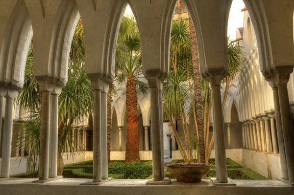 Der paradiesische Kreuzgang der Kathedrale von Amalfi — Stockfoto