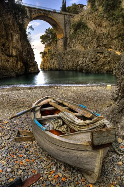 Фьорд Фуроре, побережье Амальфи, Италия лодка на пляже — стоковое фото