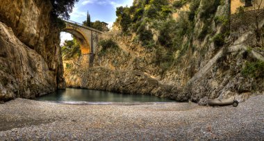 rode lampje op st petersFurore, amalfi Coast, panoramica İtalyan balıkçı köyü