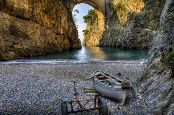 Fjord van Furore (Sa) Italië boot in strand — Stockfoto