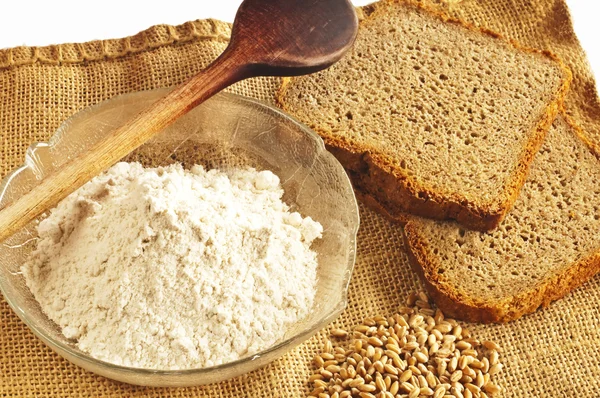 Fullkornsbröd med mjöl — Stockfoto