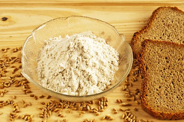 Whole grain bread with flour — Stock Photo, Image