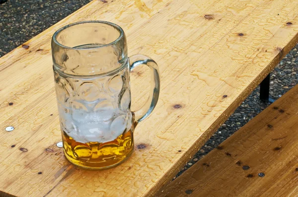 Bira bardağı yağmurda — Stok fotoğraf