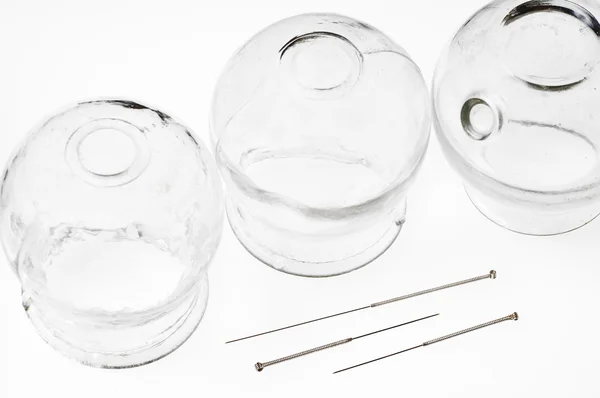 Agulhas de acupuntura e copos — Fotografia de Stock
